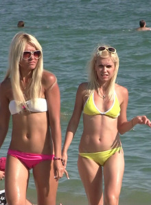 Candid girls with sexy bodies walking on the beach