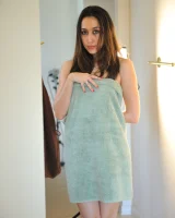 Hot babe Mikah strips off her swimsuit before shaving and toying her pussy