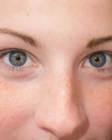 Busty Emmy Sinclair in red bikini is good on the bun