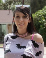 Busty girl Luna Kitsuen in sexy pink bikini has great ass