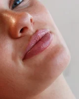 Sexy amateur babe Wendy Patton in a hot bikini shows her big juggs while doing exercises