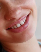 Sexy amateur babe Wendy Patton in a hot bikini shows her big juggs while doing exercises