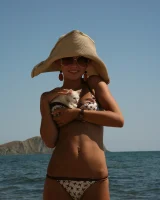 Hairy pussy kitten in bikini